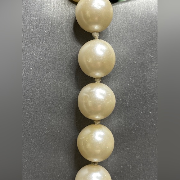 Hand Knotted 13.2mm Faux Pearl Vntg Necklace. Gold tone Deco fish hook clasp - Picture 4 of 7
